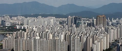 이달 전국 아파트 입주 예정 물량이 지난달보다 3분의 1가량 줄어든 것으로 나타났다. 사진은 서울 아파트 전경.<연합뉴스>